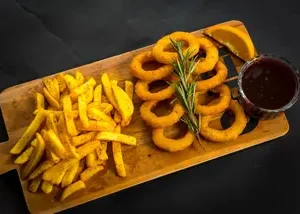 Rondele de Ceapă Pane cu Cartofi Rustici și Sosul Casei